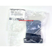 Кронштейн переднего бампера BBM450151A Mazda
